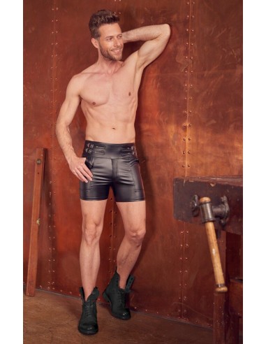 Pantaloncini neri di NEK in look...