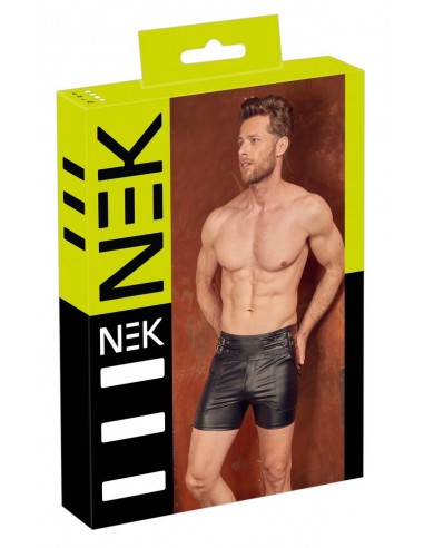 Pantaloncini neri di NEK in look...