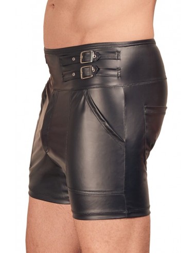 Pantaloncini neri di NEK in look...